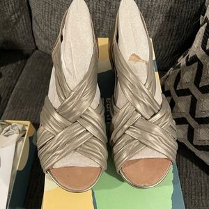 NWOT Shoes by Earth